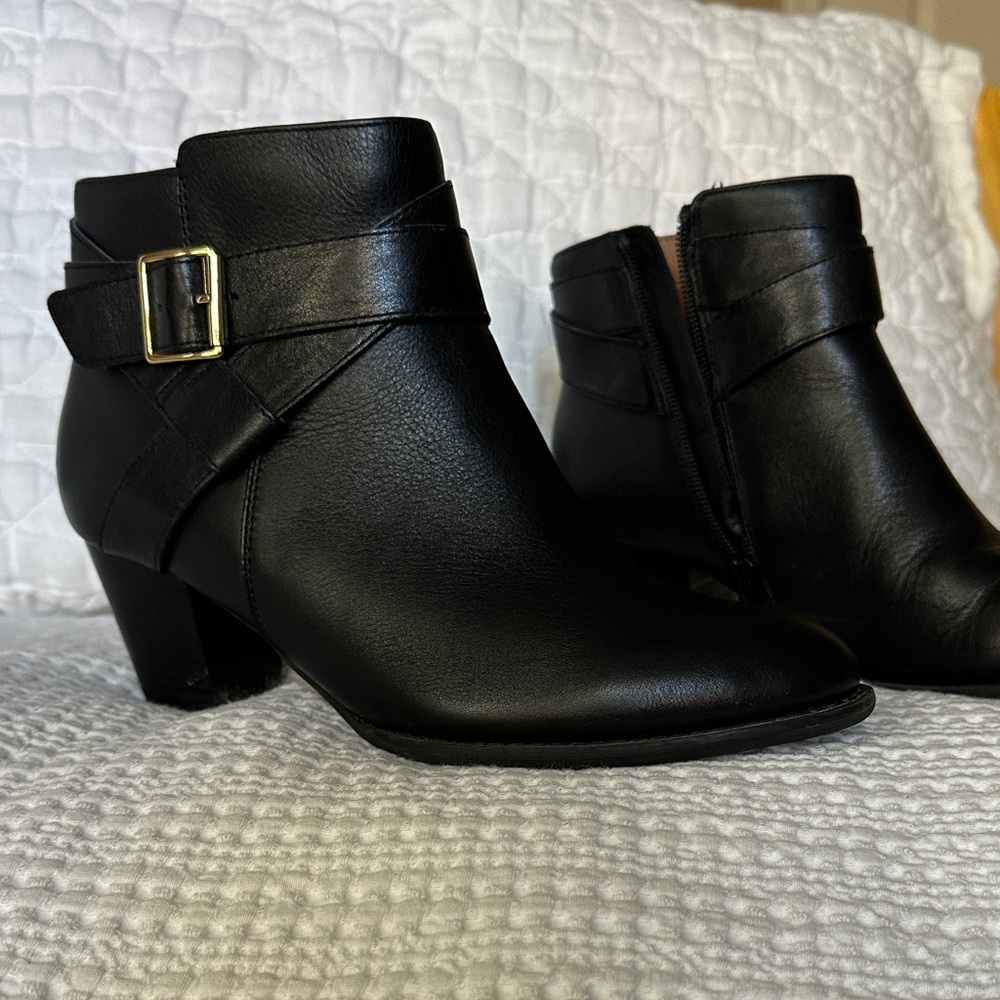 Vionic Black Ankle Boot Size 9 - image 1